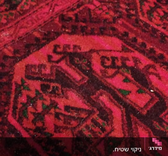 שטיח אדום עם דוגמאות גיאומטריות